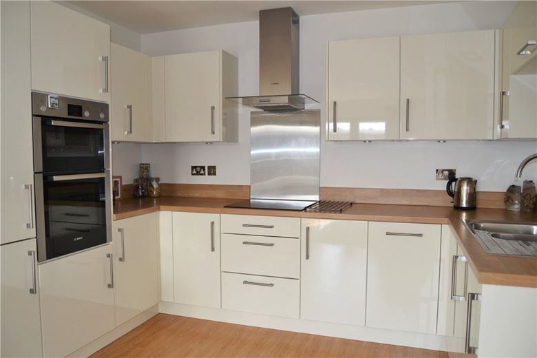 2 bedroom flat, West Street, Newbury RG14 - Available