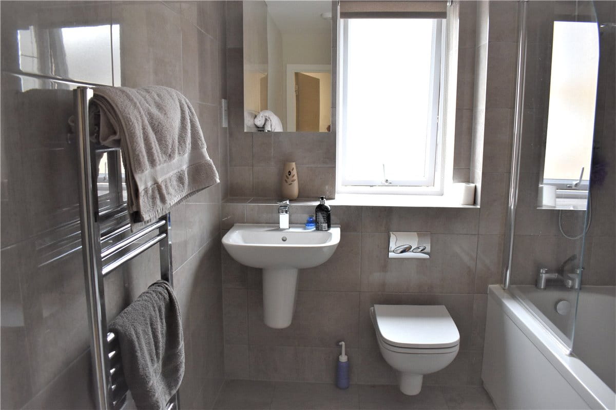 2 bedroom flat, Steel Close, Newtown Road RG14 - Let Agreed