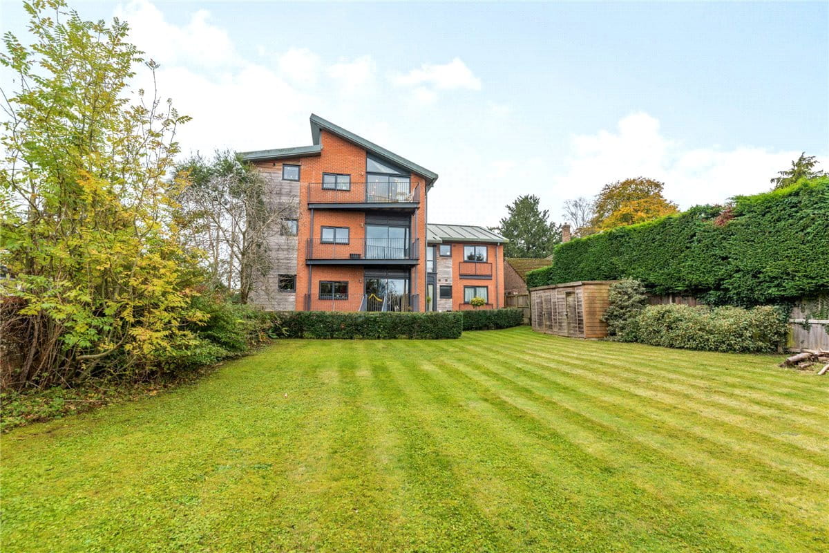 2 bedroom flat, Old Bath Road, Newbury RG14