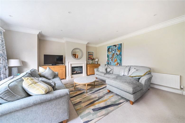 3 bedroom flat, Woodridge, Newbury RG14 - Available
