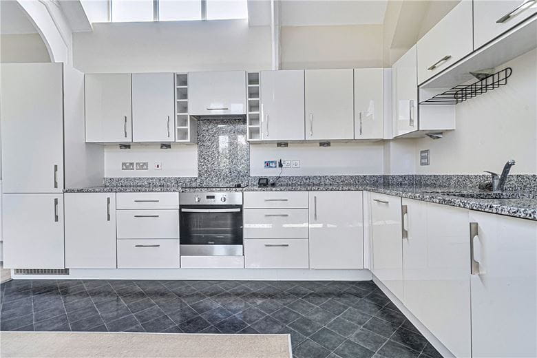 3 bedroom flat, Enborne Road, Newbury RG14 - Available
