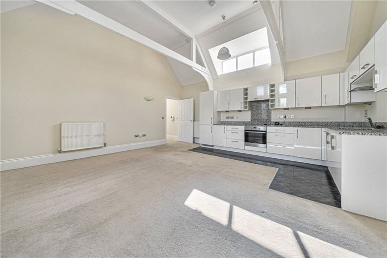 3 bedroom flat, Enborne Road, Newbury RG14 - Available