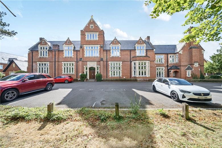 3 bedroom flat, Enborne Road, Newbury RG14 - Available