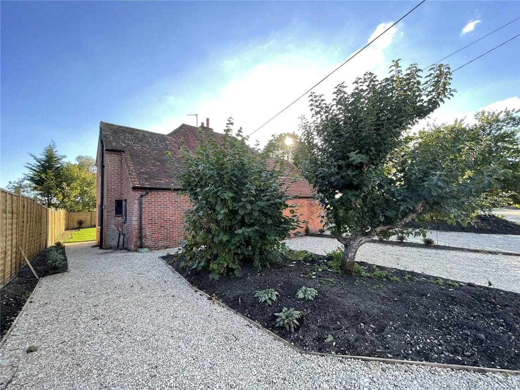 3 bedroom house, Enborne Street, Enborne RG14 - Available