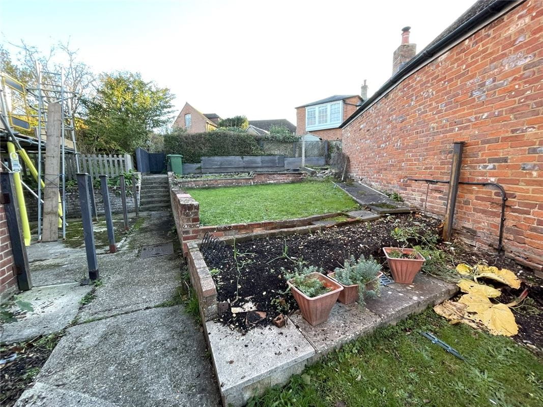 2 bedroom house, Castle Lane, Donnington RG14