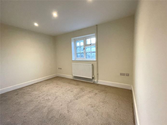 2 bedroom house, Donnington, Newbury RG14 - Available
