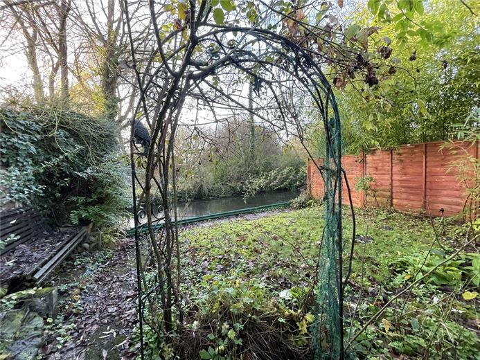 2 bedroom house, Donnington, Newbury RG14 - Available