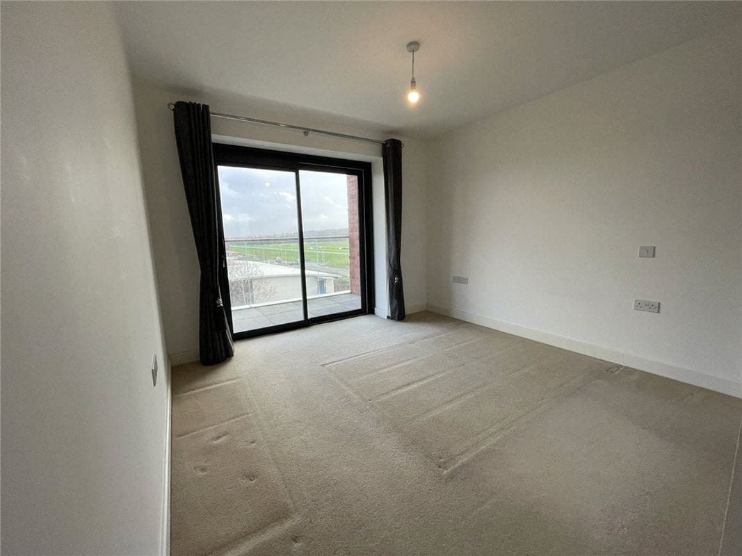 2 bedroom flat, Kingman Way, Newbury RG14 - Available