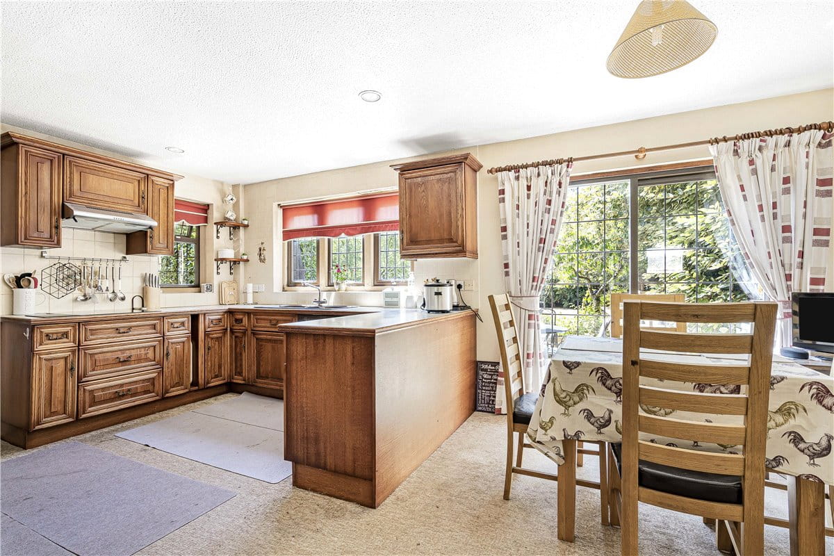 4 bedroom house, Witney Road, Ducklington OX29 - Available