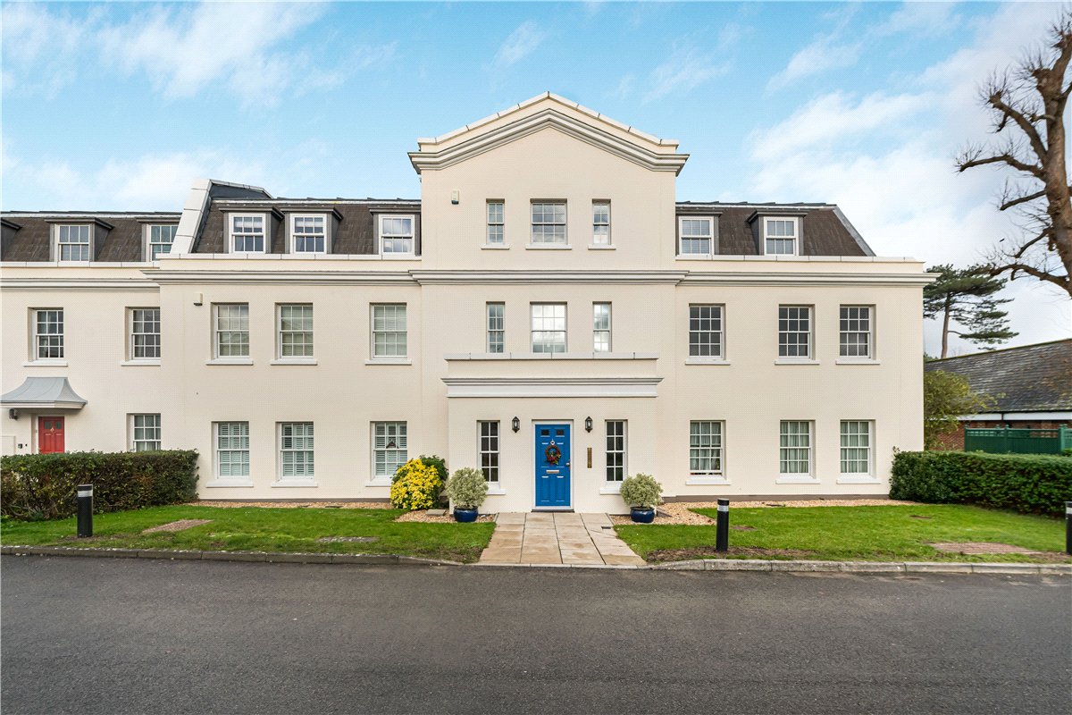 2 bedroom flat, Ford Road, Tortington BN18 - Available