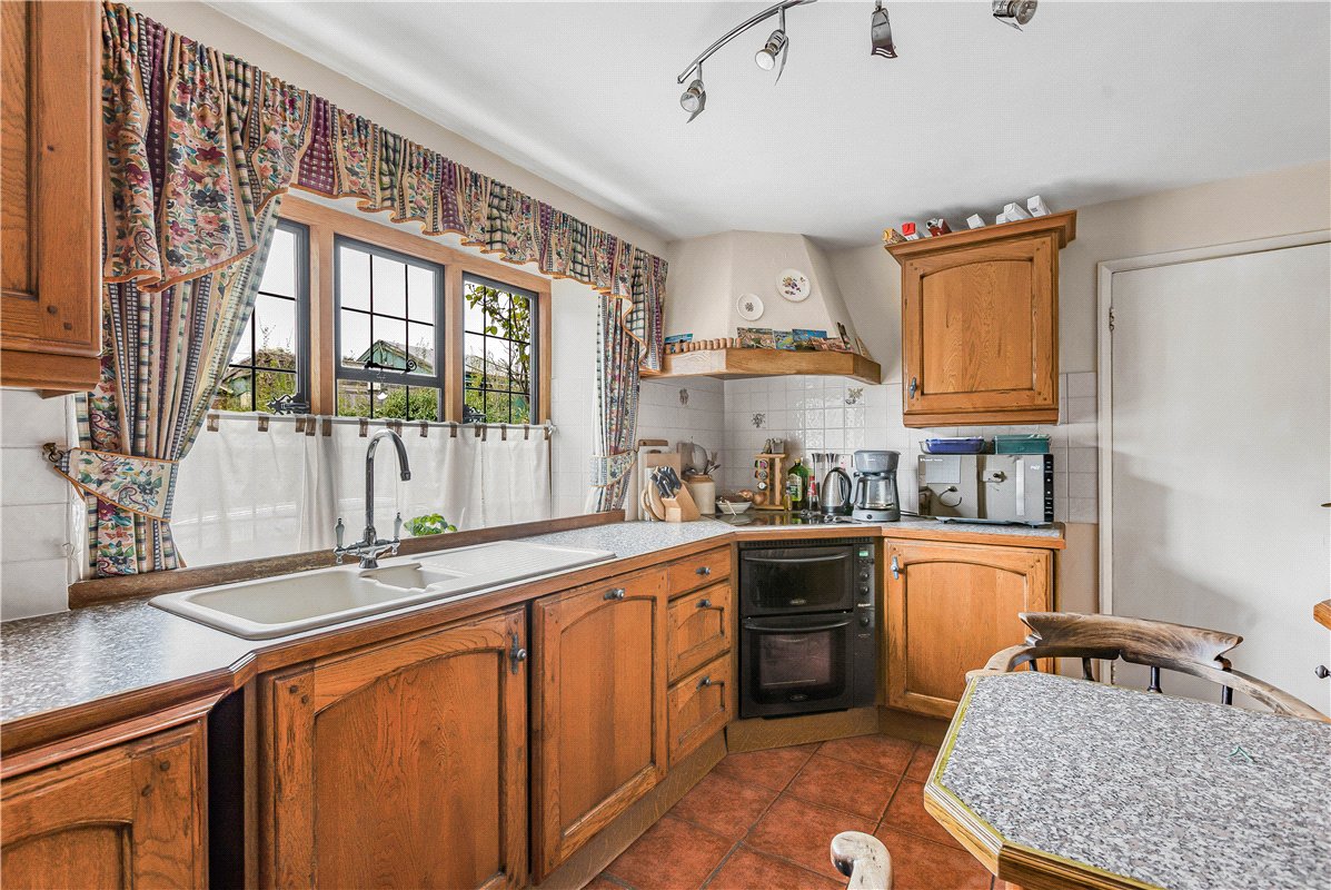 4 bedroom house, Guildenford, Burford OX18 - Available