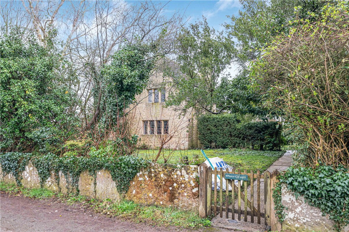 3 bedroom cottage, Manor Cottages, Kelmscott GL7 - Available