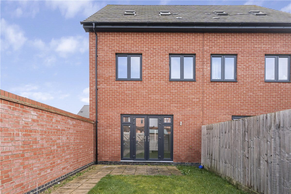 3 bedroom house, Butcher Crescent, Glebe Farm MK17 - Available