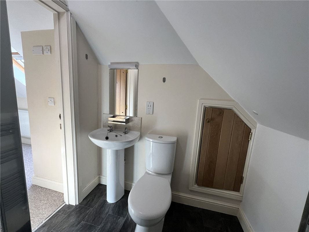 1 bedroom flat, High Street, Whitchurch on Thames RG8 - Available