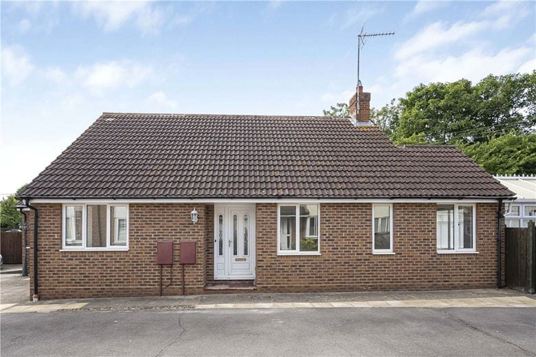 2 bedroom bungalow, Pantile Close, Witham CM8 - Let Agreed