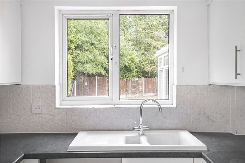 2 bedroom bungalow, Pantile Close, Witham CM8 - Available