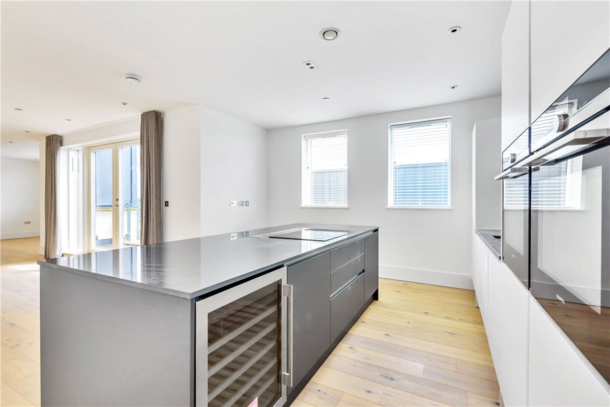 3 bedroom flat, Granville Court, Granville Road BA1