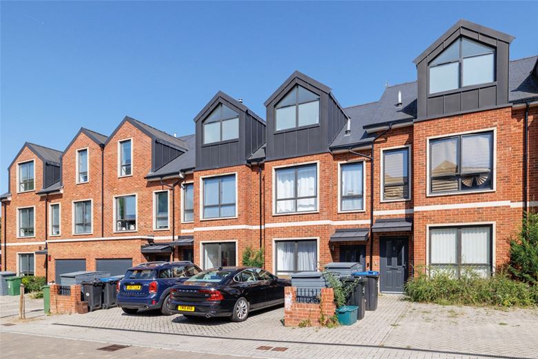 3 bedroom house, Harlow Gardens, Kingston upon Thames KT1 - Let Agreed