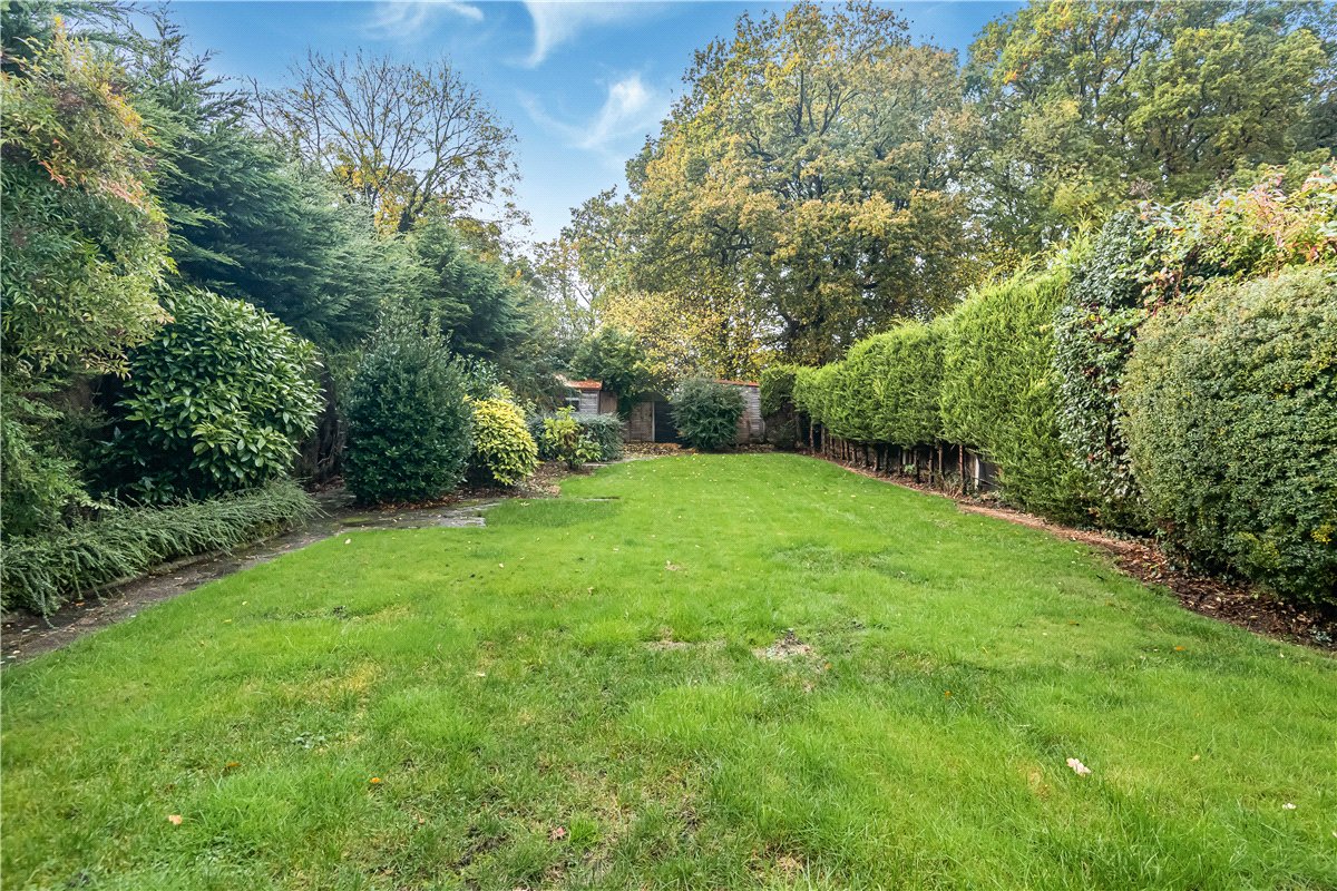 4 bedroom bungalow, The Greenway, Ickenham UB10 - Available