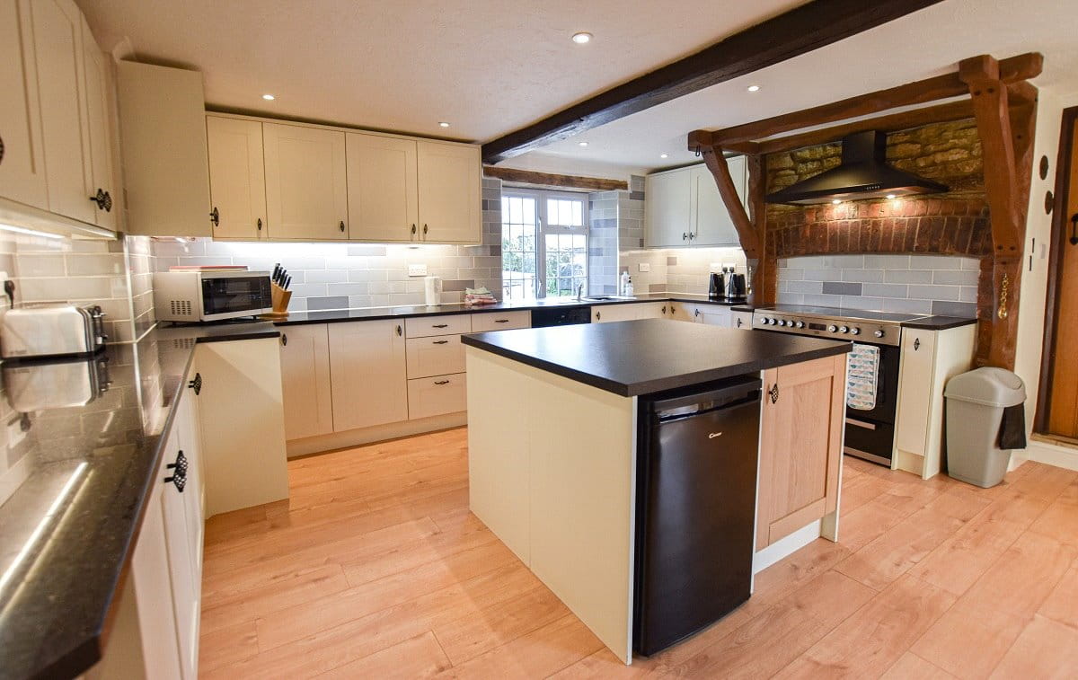 66 bedroom , Lew, Bampton OX18 - Available