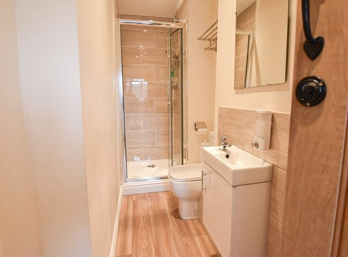 66 bedroom , Lew, Bampton OX18 - Available