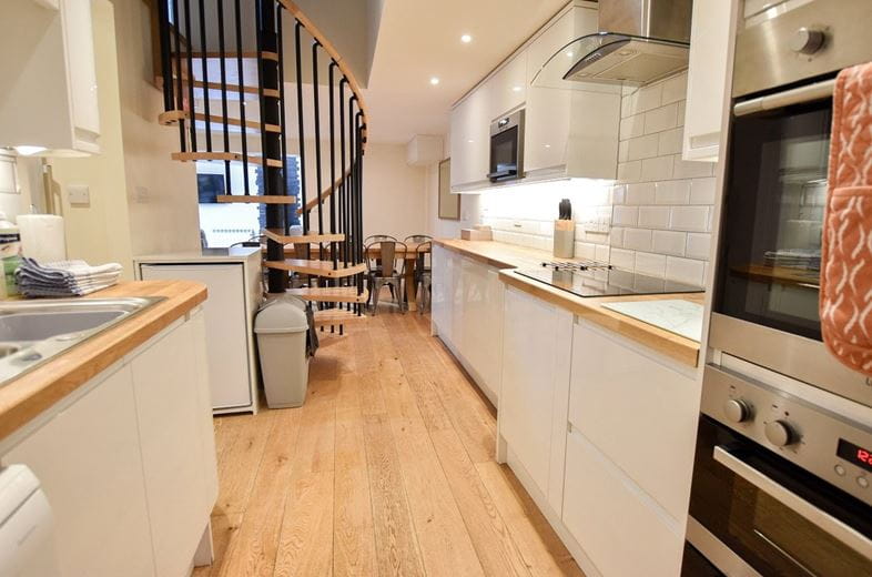 66 bedroom , Lew, Bampton OX18 - Available