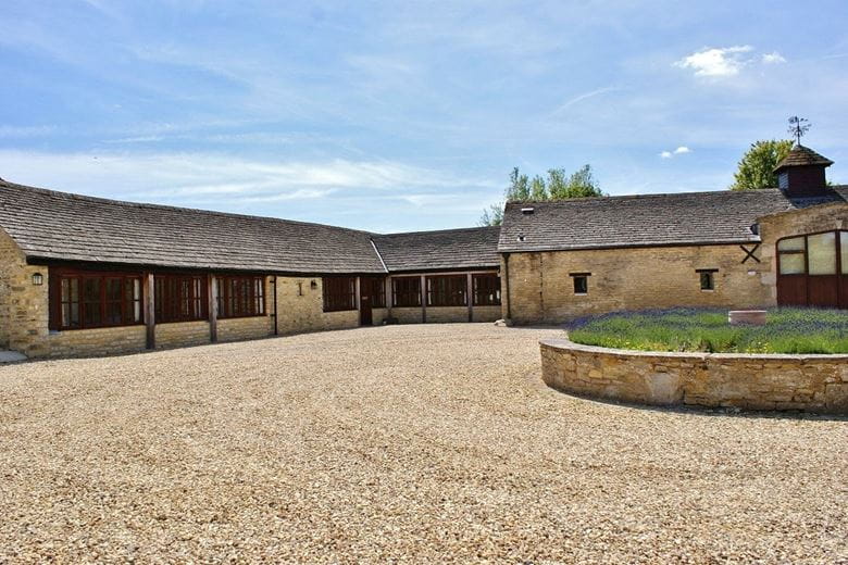 66 bedroom , Lew, Bampton OX18 - Available