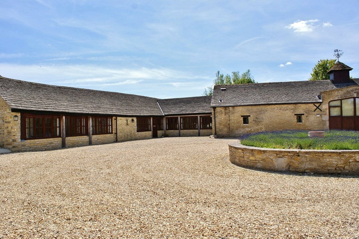66 bedroom , Lew, Bampton OX18 - Available