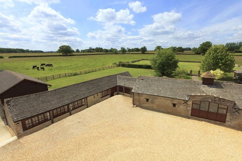 66 bedroom , Lew, Bampton OX18 - Available