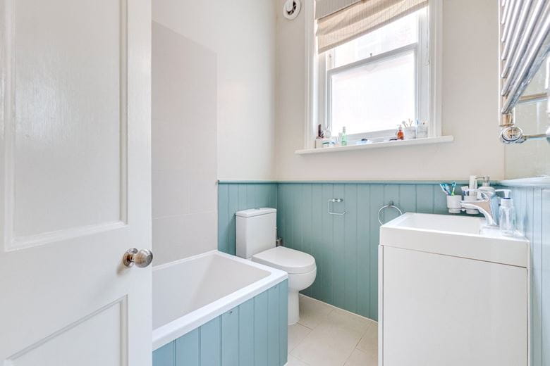 2 bedroom flat, Bishops Mansions, Bishops Park Road SW6 - Let Agreed