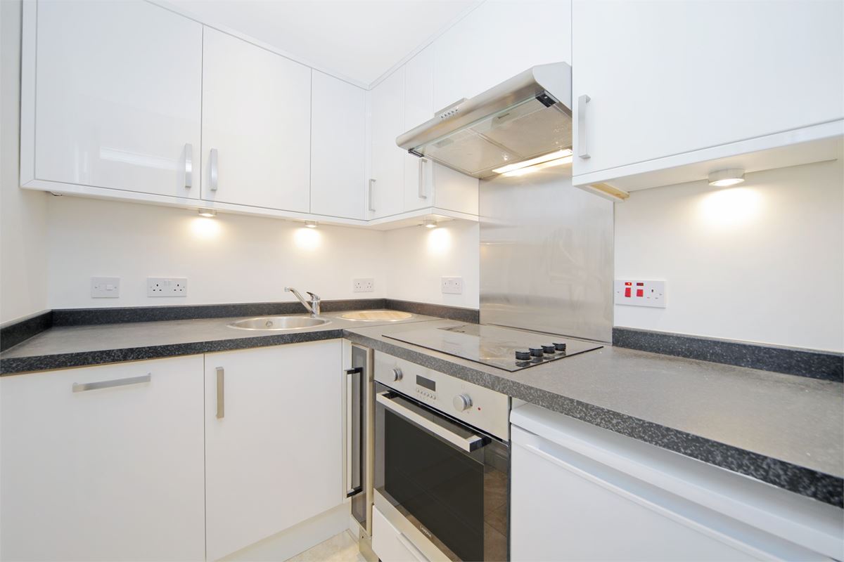 1 bedroom flat, Crookham Road, London SW6 - Available