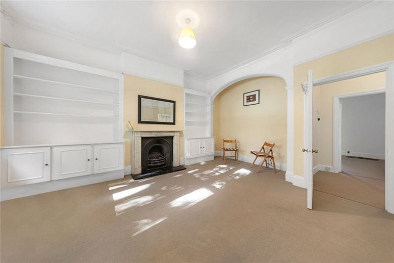 3 bedroom flat, Bishops Mansions, Bishops Park Road SW6 - Let Agreed