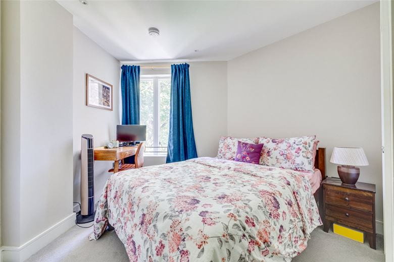 2 bedroom flat, Lillie Road, London SW6 - Available