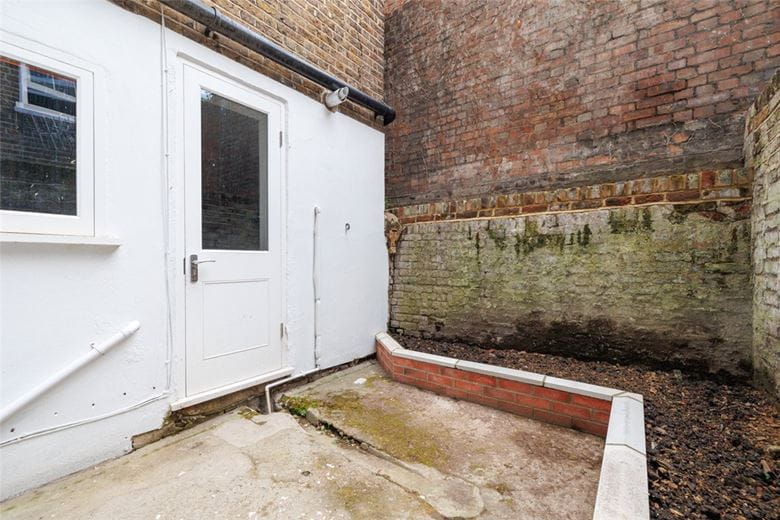 3 bedroom flat, Westcroft Square, London W6 - Available