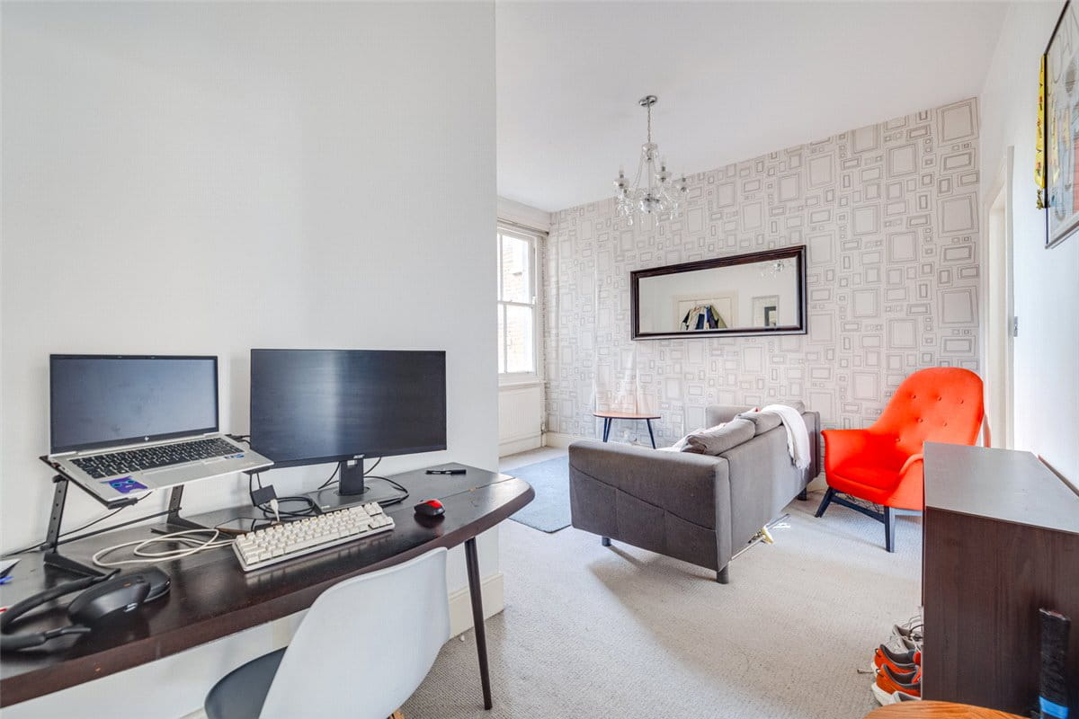 2 bedroom flat, Fulham Road, London SW6 - Available