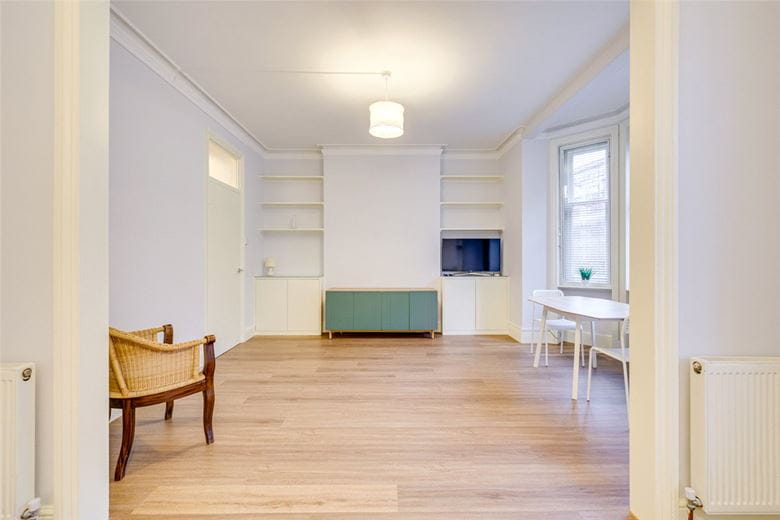 2 bedroom flat, Fulham Road, London SW10 - Available