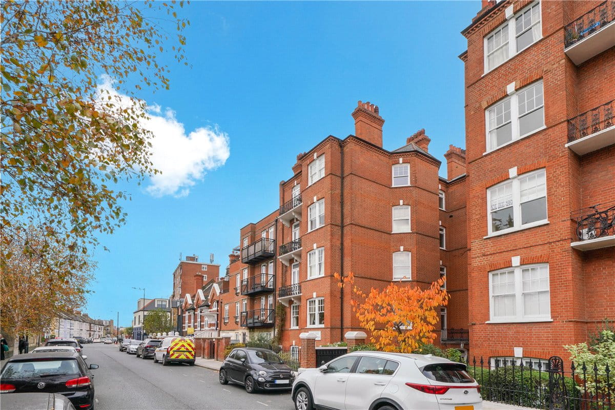 3 bedroom flat, Arundel Mansions, Kelvedon Road SW6