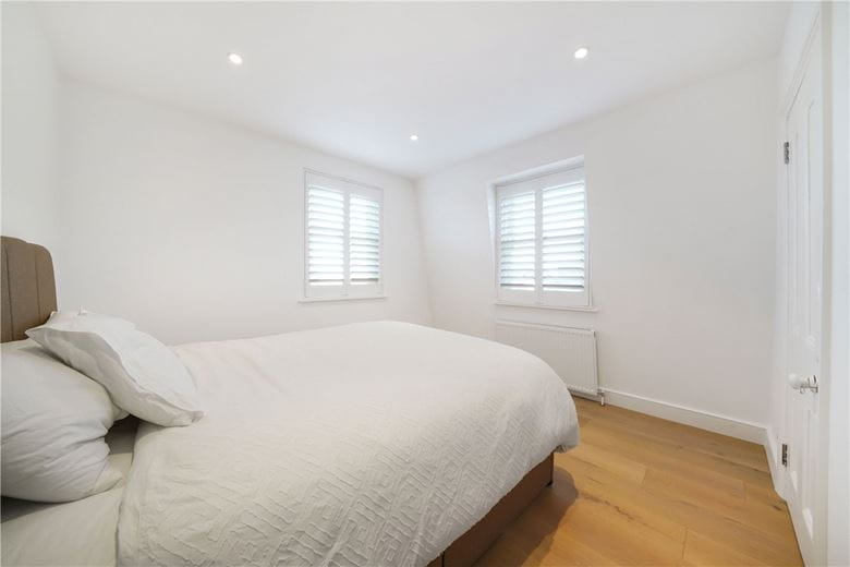 2 bedroom flat, Langthorne Street, London SW6