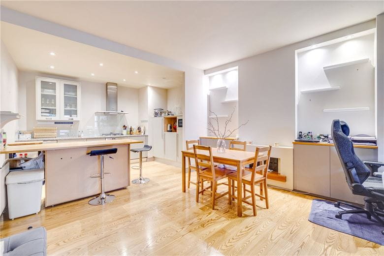 2 bedroom flat, Farm Lane, London SW6 - Let Agreed