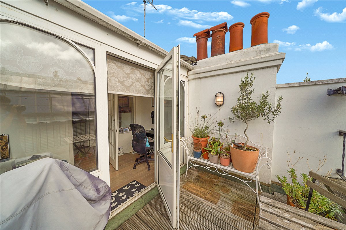 2 bedroom flat, Rigault Road, London SW6 - Let Agreed