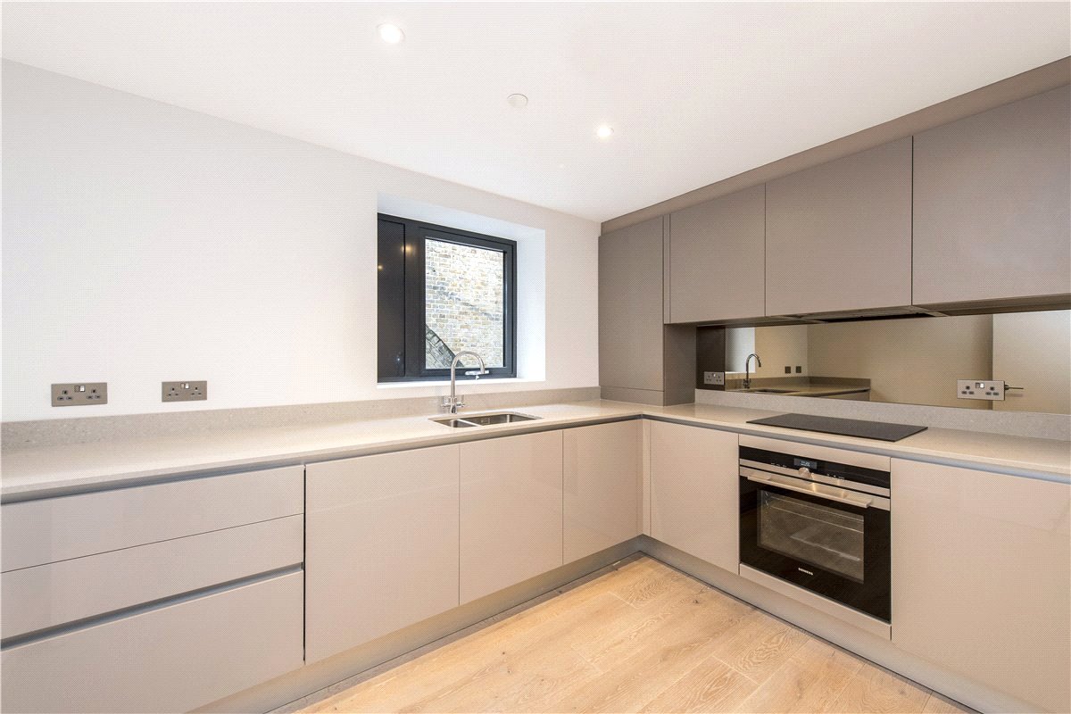 1 bedroom flat, King Street, Hammersmith W6 - Available