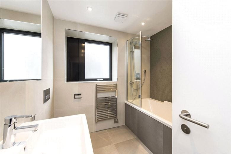 1 bedroom flat, King Street, Hammersmith W6 - Available