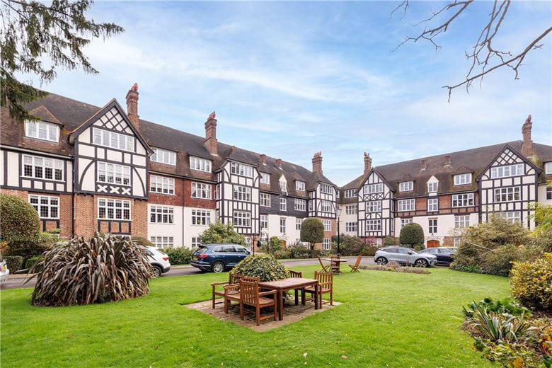 4 bedroom flat, Wildcroft Road, London SW15 - Available