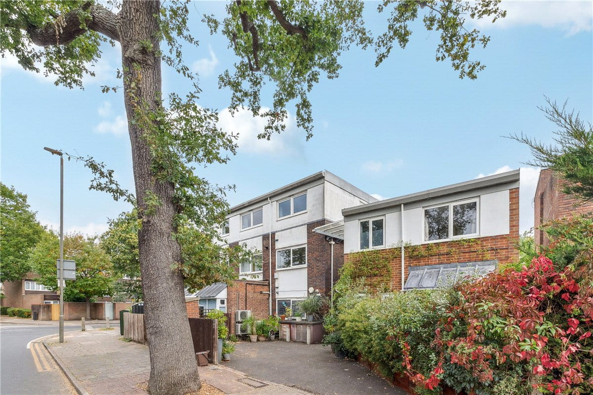 2 bedroom flat, Victoria Drive, London SW19 - Available