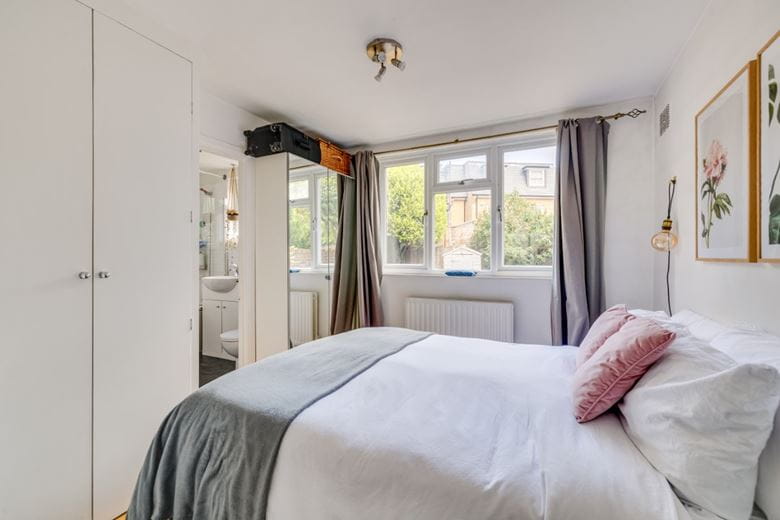 1 bedroom flat, Railway Side, London SW13 - Available