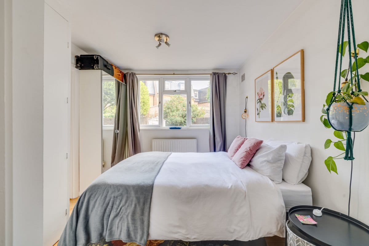 1 bedroom flat, Railway Side, London SW13 - Available