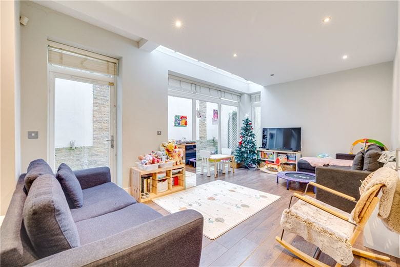 2 bedroom flat, Roehampton Lane, London SW15 - Available