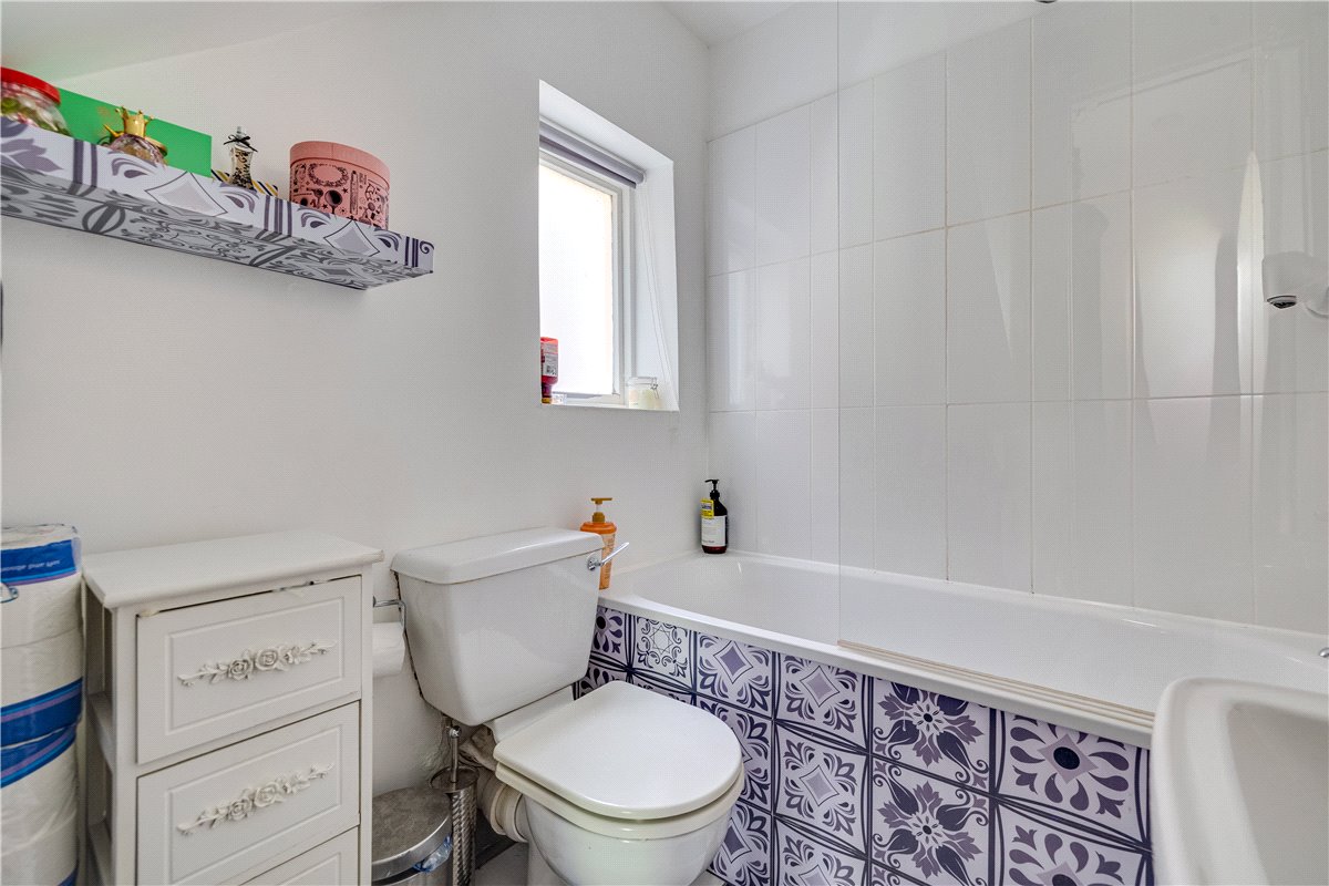 1 bedroom flat, Ringford Road, London SW18 - Available