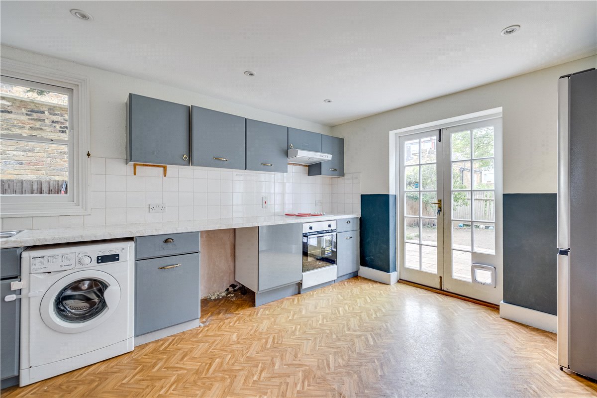 2 bedroom flat, Cromford Road, London SW18 - Available