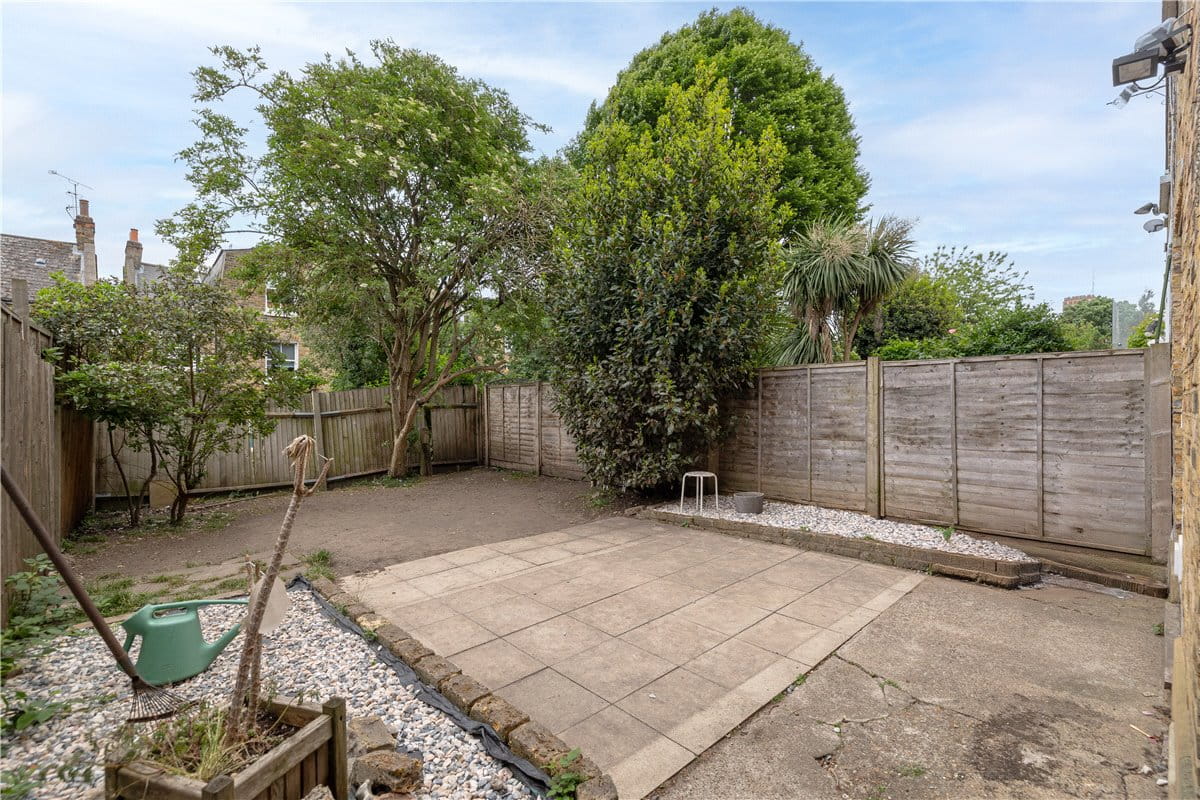 2 bedroom flat, Cromford Road, London SW18 - Available